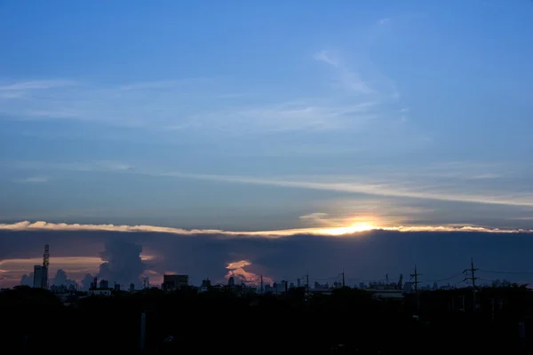 Immagine Tramonto Con Una Nuvola Divide Linea Tra Centro Dell — Foto Stock