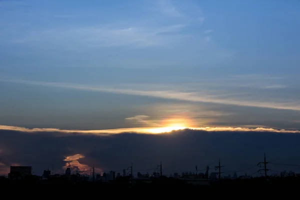 Una Imagen Puesta Sol Con Una Nube Divide Línea Entre — Foto de Stock
