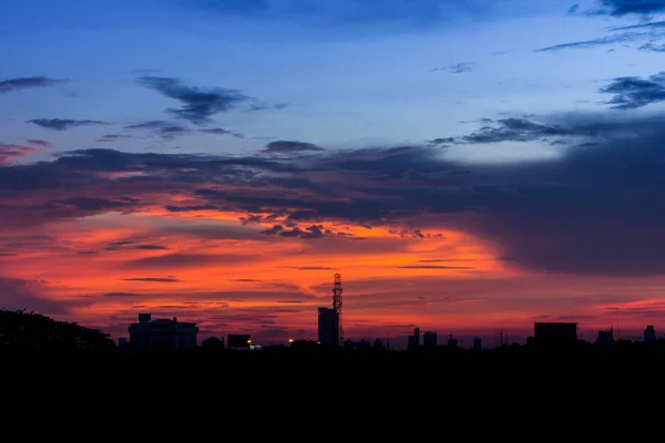 Luz Del Sol Que Cae Las Nubes Durante Crepúsculo Son — Foto de Stock