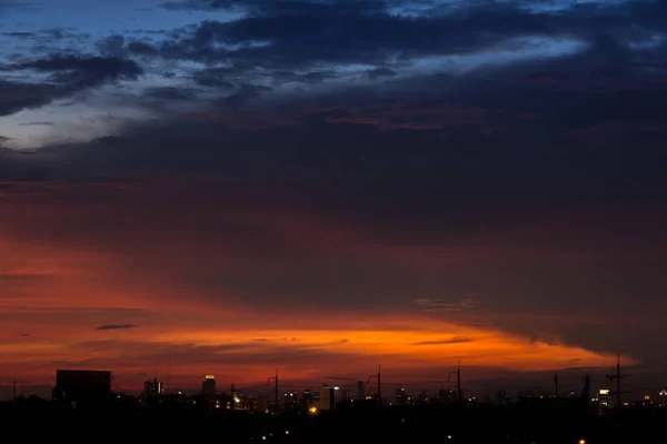 Luz Del Sol Que Cae Las Nubes Durante Crepúsculo Son — Foto de Stock