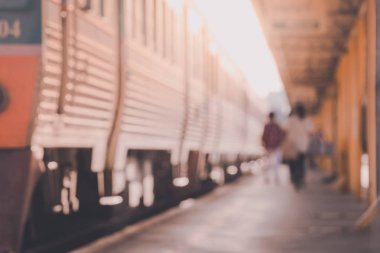 Tren istasyonunun arka plan görüntüsü olarak kullanılan bulanık görüntü.