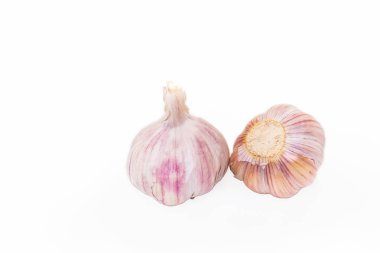 sarımsak ve sarımsak karanfil beyaz bir arka plan üzerinde izole.