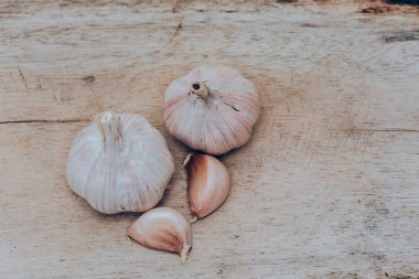 Beyaz sarımsak ve sarımsak karanfil ahşap zemin üzerinde