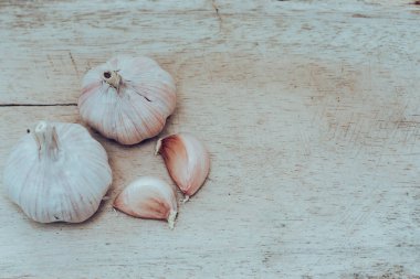 Beyaz sarımsak ve sarımsak karanfil ahşap zemin üzerinde