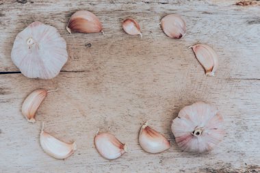 Beyaz sarımsak ve sarımsak karanfil ahşap zemin üzerinde