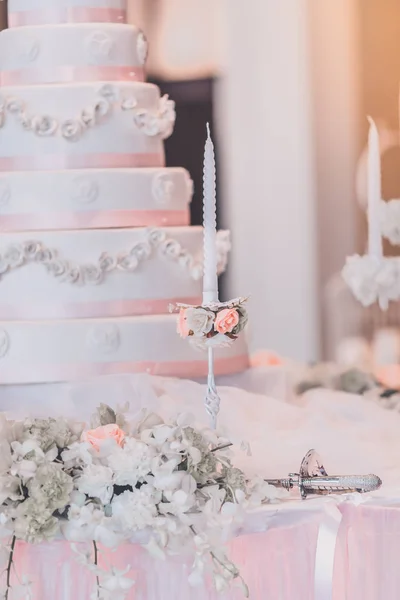 婚礼烛台配花装饰新娘的快乐象征 — 图库照片