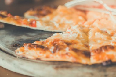 İtalyan Pizza Margherita (Margarita) domates ve mozzarella peyniri ile mutfak, bir örnek olarak kullanılır.