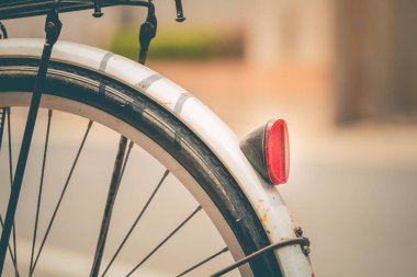 Vintage Bisiklet arka yüzündeki kırmızı reflektörler illüstrasyonlar metin için kullanılan ve vintage sesi modellerinde sunulan arka plan olarak kullanılan.