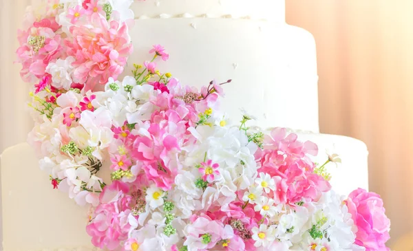 Bolo Casamento Branco Com Flores Dia Casal Feliz — Fotografia de Stock