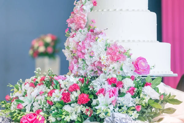 Mutlu Bir Çiftin Gün Çiçekli Beyaz Düğün Pastası — Stok fotoğraf