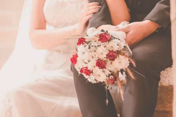 新郎新婦は 美しい花束を保持します 結婚式は幸せの象徴 — ストック写真