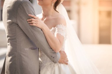 Gelin ve damat düğün töreninde sevgi ile birbirinize sarılın.