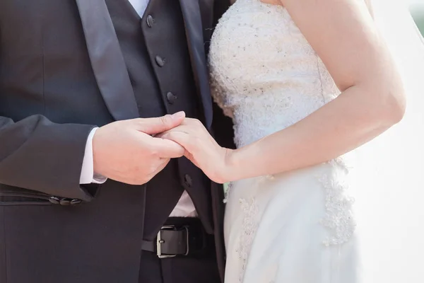 Sposa Sposo Mano Nella Mano Con Amore Calore Alla Cerimonia — Foto Stock