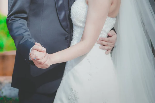 Gli Sposi Abbracciano Con Amore Alla Cerimonia Nuziale — Foto Stock
