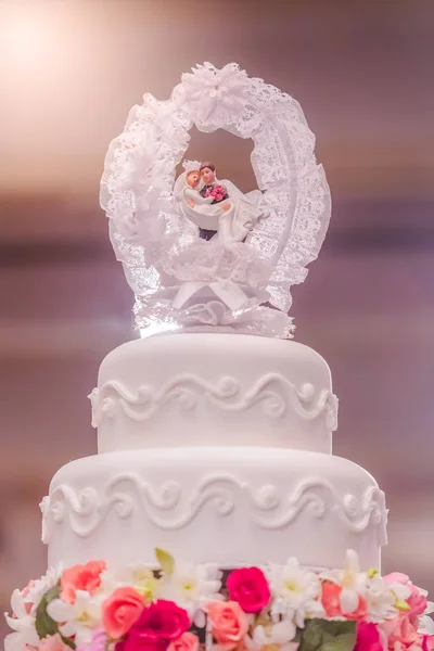 Düğün Pastasının Üstünde Duran Düğün Bebeğinin Arkasında Lambanın Yumuşak Bir — Stok fotoğraf