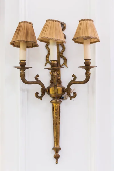 古代青铜烛台用来装饰家居和室内 — 图库照片