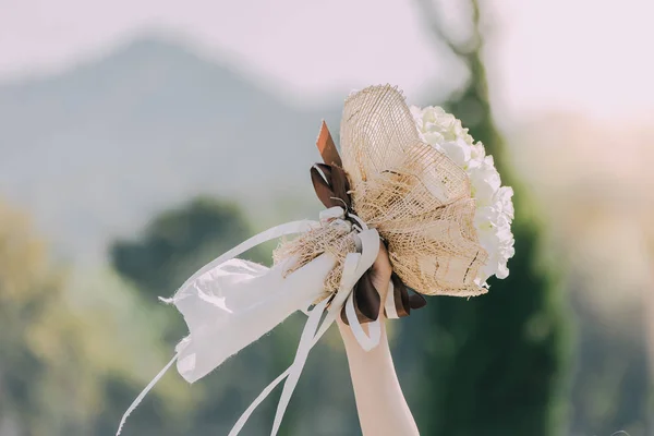 結婚式の日に花嫁の手に美しい花束 — ストック写真