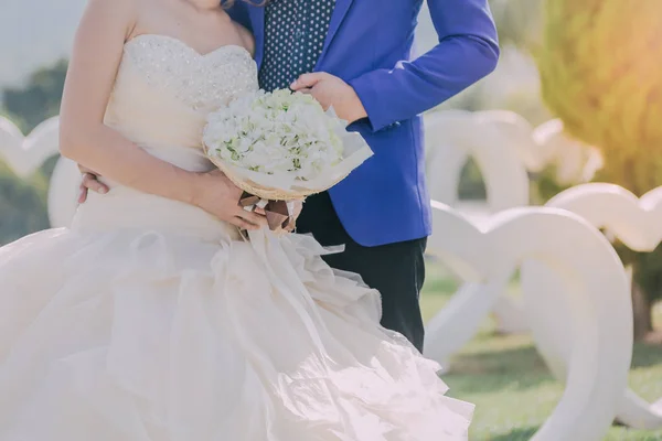 Noiva Noivo Juntar Mãos Segurar Belo Buquê Dia Casamento — Fotografia de Stock