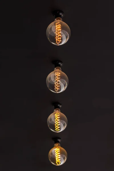 Gammaldags Glödlampa Tänd Den Mörka Ytan Begreppet Kreativitet Dekorativ Design — Stockfoto