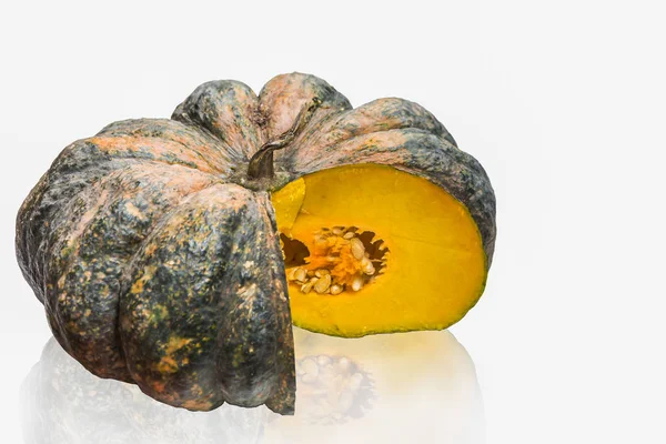 Pumpkin Gul Med Gröna Skal Isolerade Från Den Vita Bakgrunden — Stockfoto