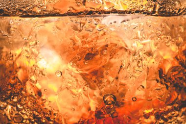 Buz küpleri deseni ve baloncuklu kola içeceği. 