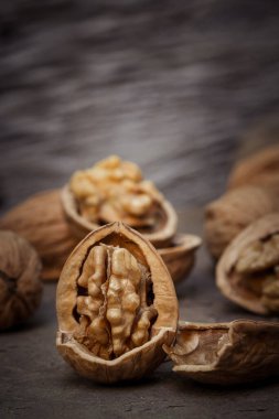 Ceviz çekirdekleri ve eski ahşap masadaki cevizlerle dolu bir hayat.