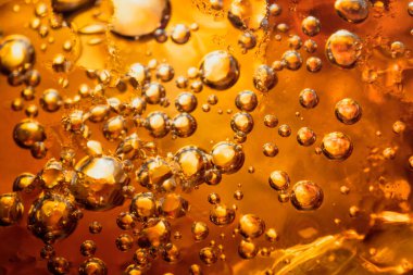 Kabarcıklı soyut su altın bir zemin üzerinde yükselir.