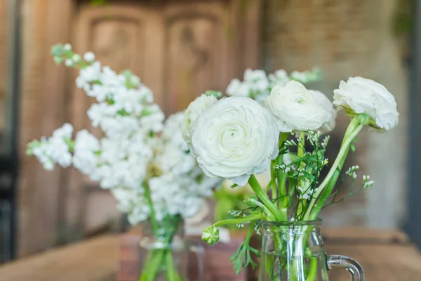 Белые Цветы Стеклянной Вазе Винтажного Стиля — стоковое фото