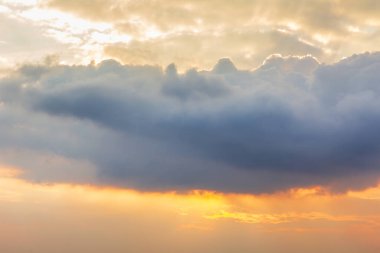 Bulutlu güzel doğal gün batımlarının arka planı
