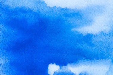 Beyaz kağıt dokusunda mavi suluboya arkaplan