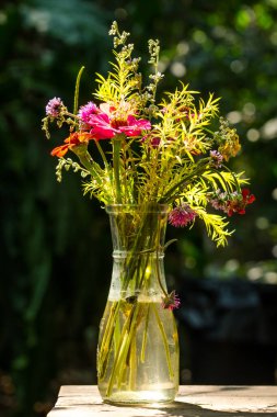 Vazodaki gerbera çiçekleri arka plan olarak kullanılan güzel renklerle süslenmiş.