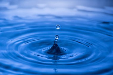 Bulanık mavi arkaplanda su damlası