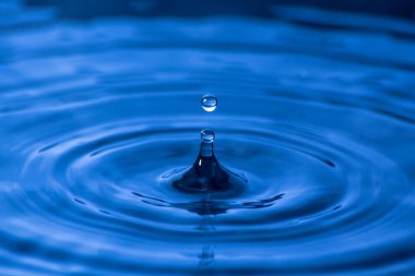 Bulanık mavi arkaplanda su damlası