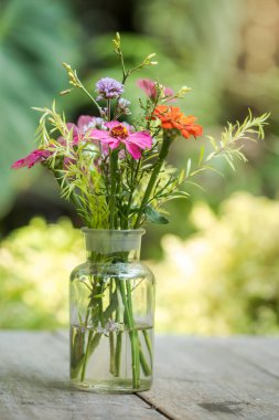 Vazodaki gerbera çiçekleri arka plan olarak kullanılan güzel renklerle süslenmiş.