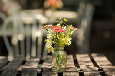 Vazodaki gerbera çiçekleri arka plan olarak kullanılan güzel renklerle süslenmiş.