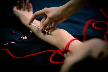 Uyuşturucu konsepti. Uyuşturucu kullanan uyuşturucu bağımlısı kadın, uyuşturucu kullanan Asyalı kız..