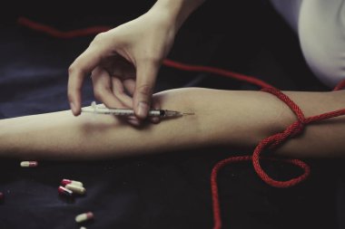 Uyuşturucu konsepti. Uyuşturucu kullanan uyuşturucu bağımlısı kadın, uyuşturucu kullanan Asyalı kız..