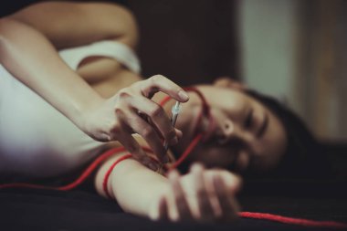 Uyuşturucu konsepti. Uyuşturucu kullanan uyuşturucu bağımlısı kadın, uyuşturucu kullanan Asyalı kız..