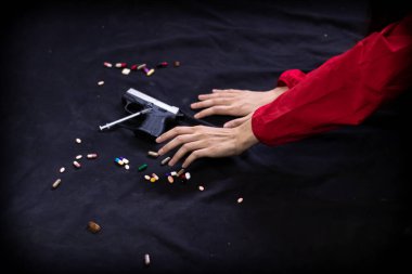 Uyuşturucu konsepti. Uyuşturucu kullanan uyuşturucu bağımlısı kadın, uyuşturucu kullanan Asyalı kız..