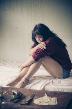 Stresli kadın. Stres altında sigara içen bir kadın sosyal sorunlardan kaynaklanan uyuşturucu ve suçla ilgili bir kavramdır.