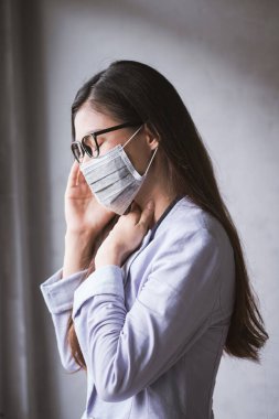 Öksüren ve grip enfeksiyonu olan kadınlar, covid-19, coronavirus, bu yüzden ağzı ve burnunu kapatmak için maske takmak zorundalar..