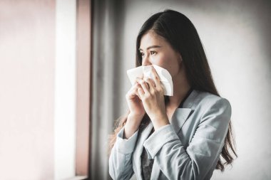 Öksüren ve grip enfeksiyonu olan kadınlar bu yüzden ağız ve burnu kapatmak için tuvalet kağıdı kullanmak zorundalar..