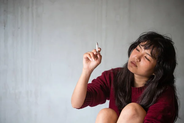 Mujer Estresada Una Mujer Deprimida Fumando Estrés Causada Por Problemas —  Fotos de Stock