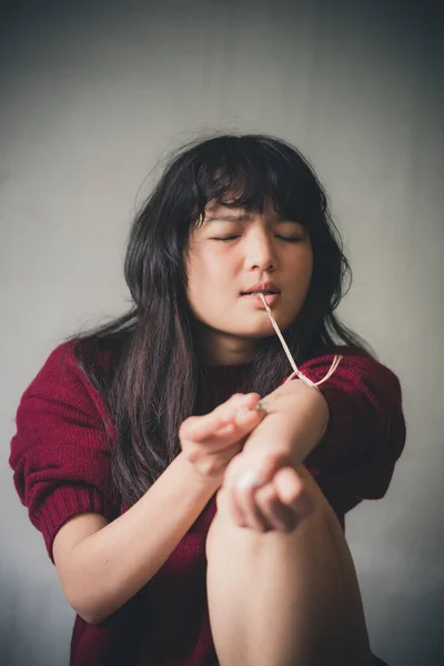 Concepto Drogas Mujer Drogadicta Con Jeringa Usando Drogas Chica Asiática —  Fotos de Stock