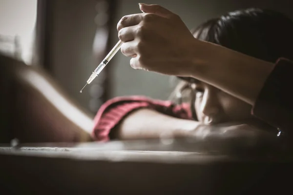 Concepto Drogas Mujer Drogadicta Con Jeringa Usando Drogas Chica Asiática —  Fotos de Stock