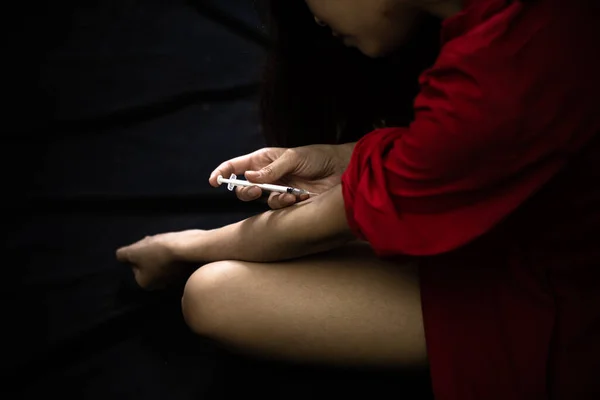 Concepto Drogas Mujer Drogadicta Con Jeringa Usando Drogas Chica Asiática —  Fotos de Stock