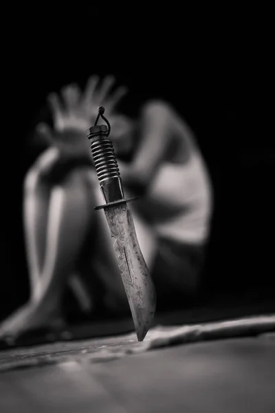 Kobieta Przestraszona Nożem Przypiętym Ziemi Przestępstwa Wykorzystują Znęcanie Się Pomysł — Zdjęcie stockowe