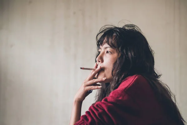 Женщина Стрессе Депрессивная Женщина Курящая Стресс Вызванный Социальными Проблемами Понятие — стоковое фото