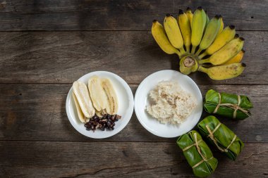 Hindistan cevizi sütü ve muzla doldurulmuş Tayland tatlısı, ekilmiş muz, hindistan cevizi sütü...