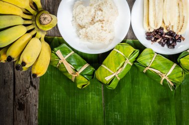 Hindistan cevizi sütü ve muzla doldurulmuş Tayland tatlısı, ekilmiş muz, hindistan cevizi sütü...
